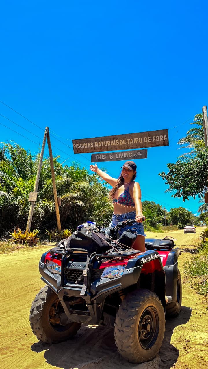 Cliente com quadriciclo nas Piscinas Naturais de Taipu de Fora
