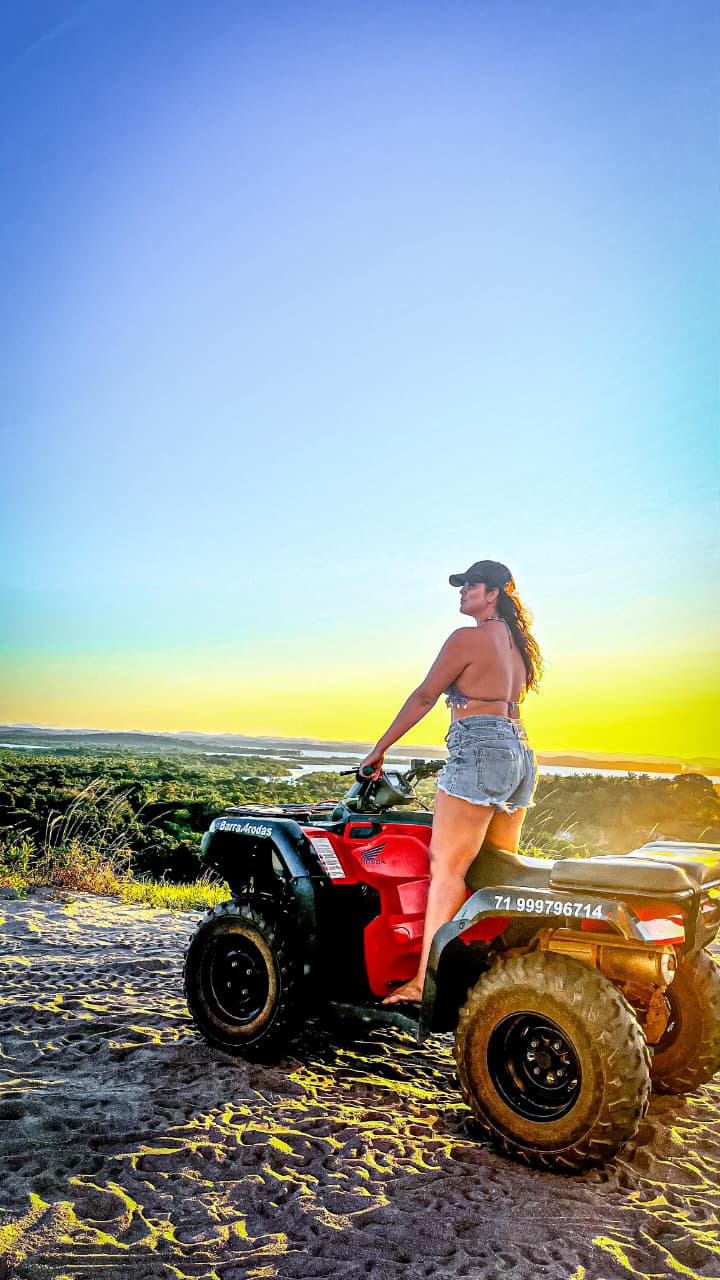 Cliente com quadriciclo em paisagem ao entardecer